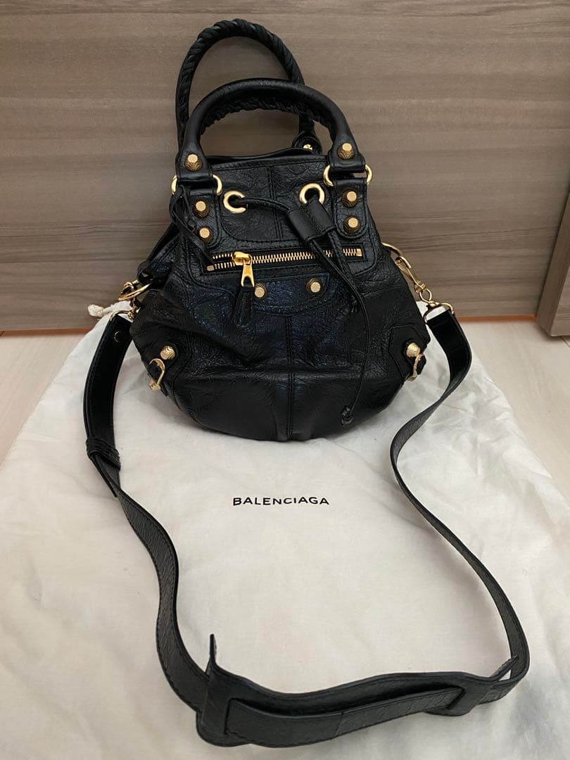 ベ*ラ様 BALENCIAGA MINI POMPON ブラックレザー ハンドバ