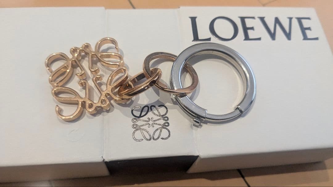 LOEWE メタルキーホルダー ゴールドシルバー