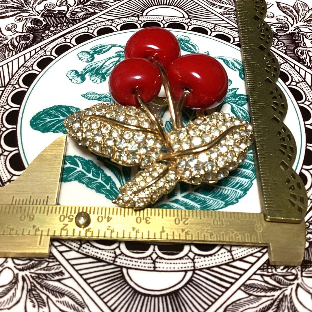 CINER コスチュームジュエリーエナメルとビジューのさくらんぼブローチ