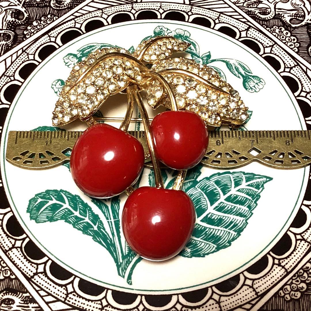 CINER コスチュームジュエリーエナメルとビジューのさくらんぼブローチ