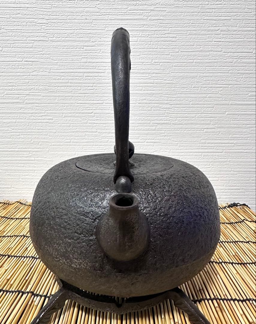 未使用品、供箱等付属品付　南部岩鋳三代目清茂作　２５型肌文様　南部鉄瓶　南部鉄器