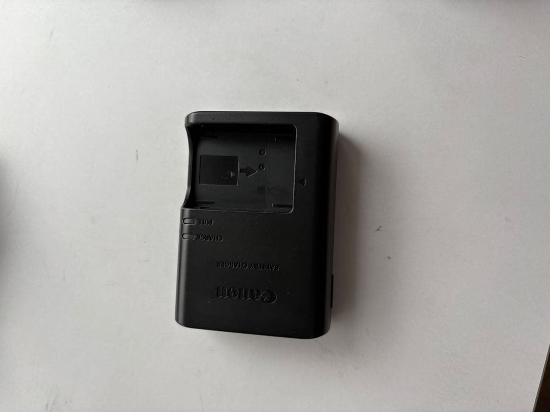 Canon EOS M200 ダブルズームキット ホワイト　ミラーレス一眼