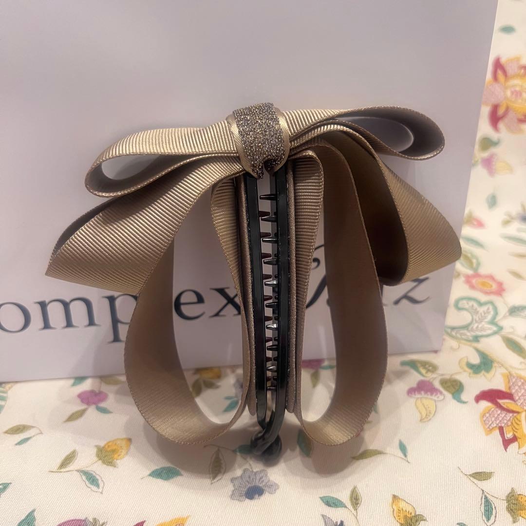 Complex Biz カーキ　リボンバナナクリップ