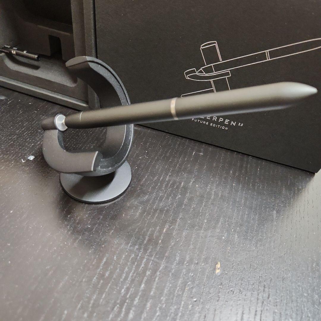 中に浮くボールペン