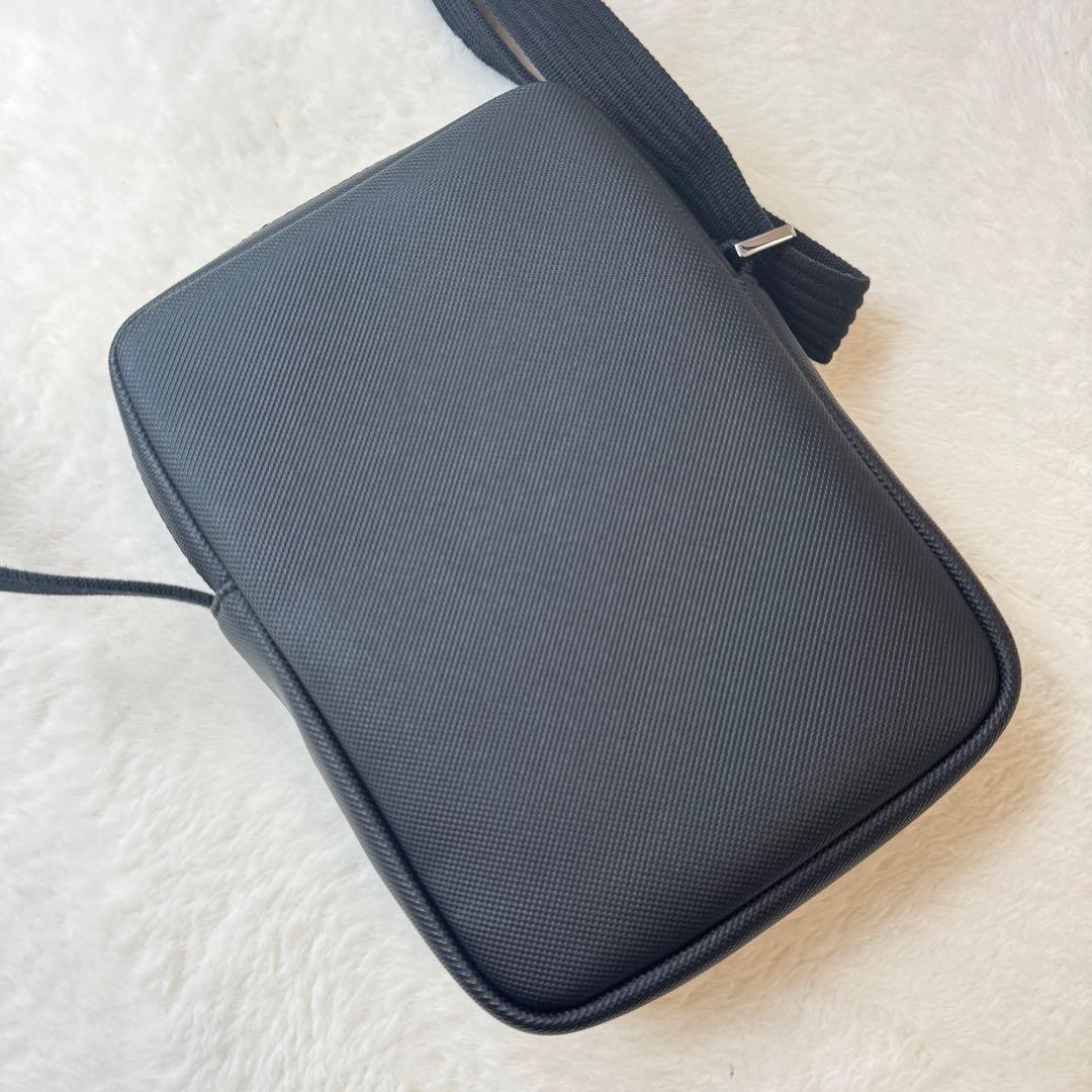 現行モデル✨ラコステ　メンズクラシック バーティカルカメラバッグ　LACOSTE