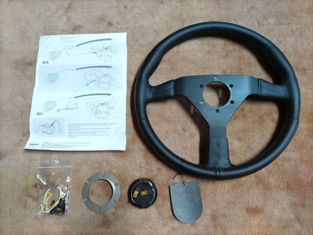 ステアリング　ハンドル　MOMO