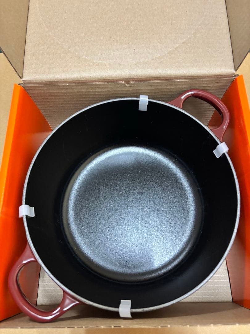 ルクルーゼ　ココット・ロンド 22cm ガーネット (ブラックマットホーロー)