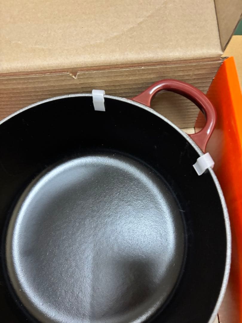 ルクルーゼ　ココット・ロンド 22cm ガーネット (ブラックマットホーロー)