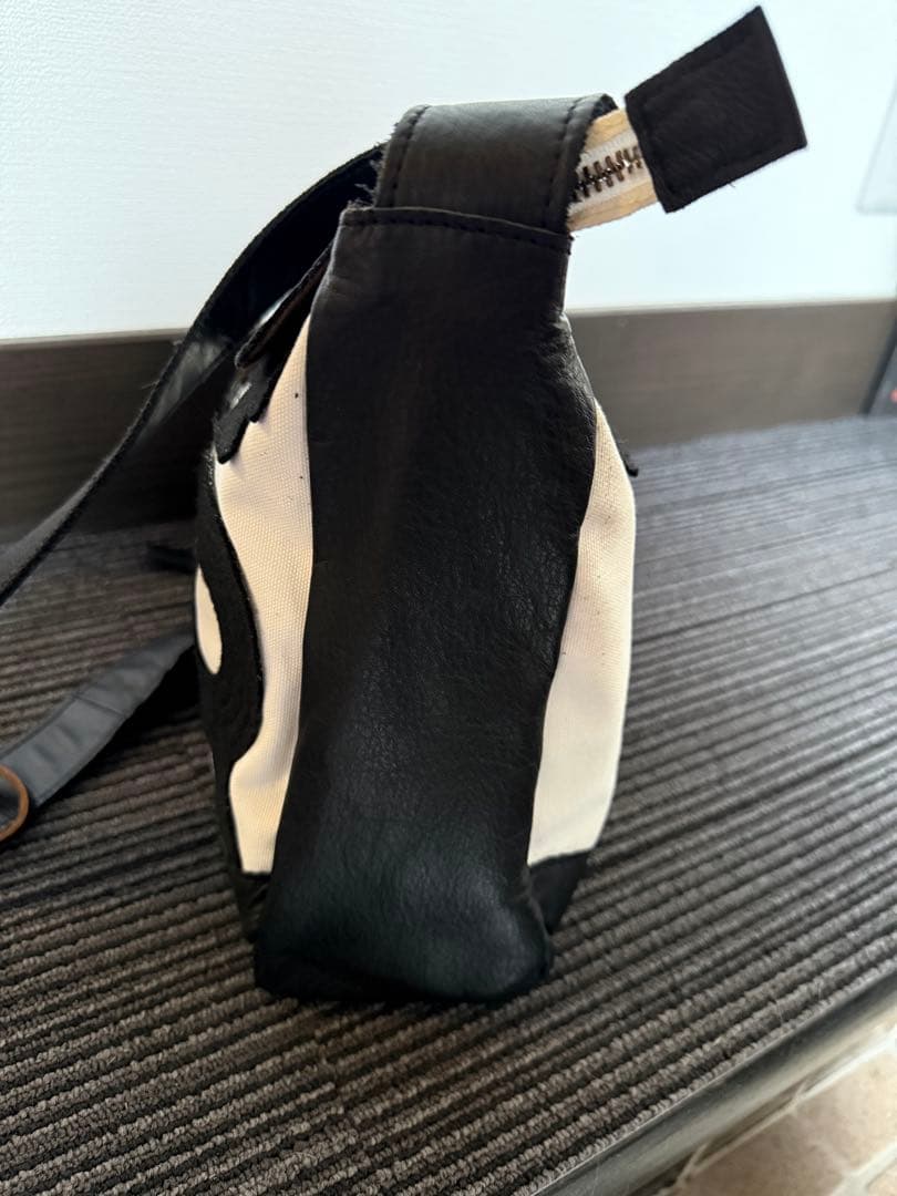 SADDLE (サドル) 白×黒 ゼッケンショルダーバッグ 競馬 JRA