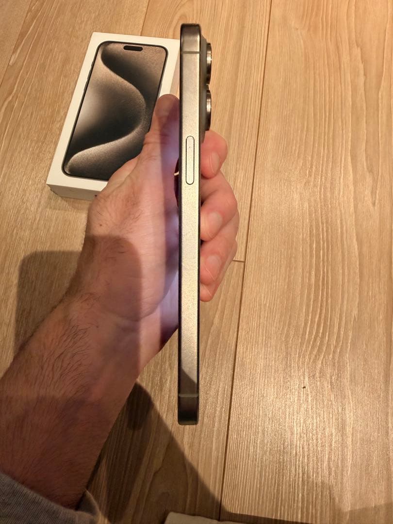 iPhone 15 Pro Max 256 gb本体 画面にひびあり