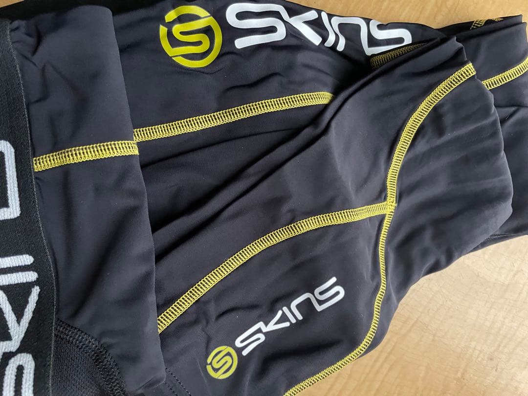 skins コンプレッション　着圧　インナー　 新品　ロングタイツ　Lサイズ