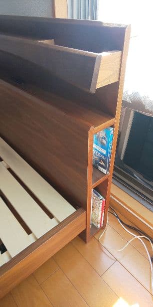 マニエSベッド すのこ(少し色がついてます写真有) 枕元2口電源 書棚有