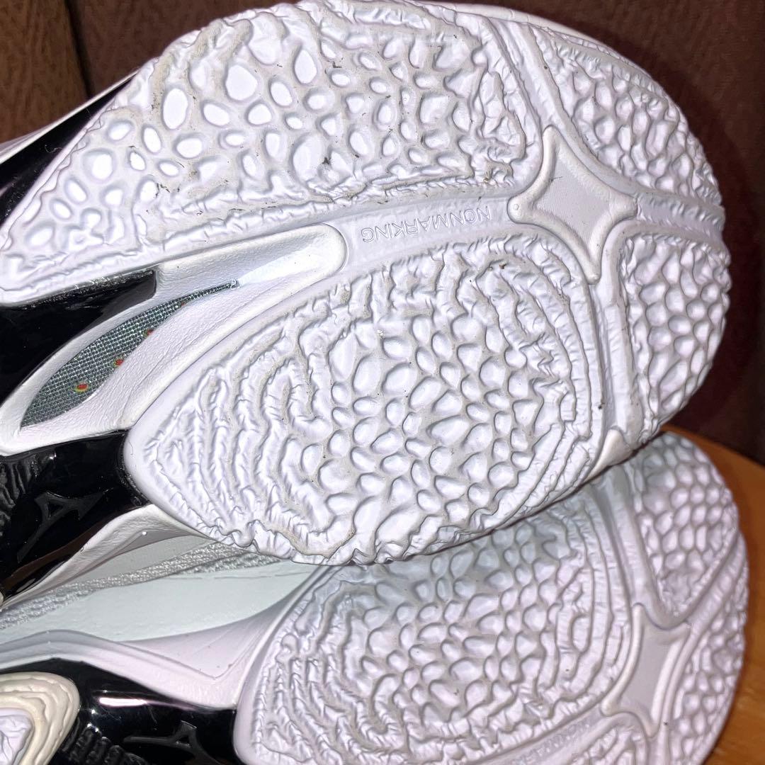 Kazu　新品未使用　ミズノ　バレーボール　ウエーブライトニング Z8