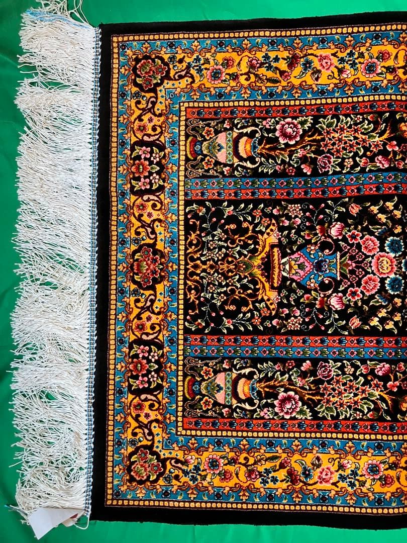 ペルシャ絨毯 黒基調シルク91cm×59cm