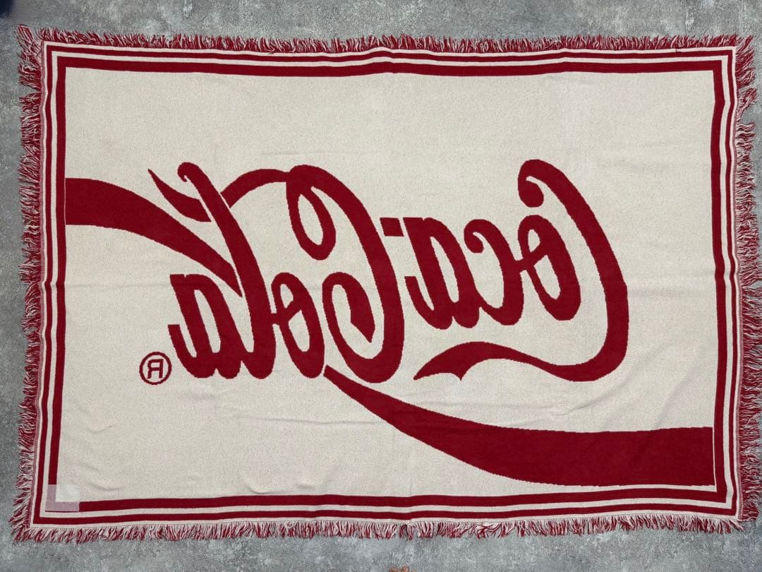 コカコーラ　ビッグロゴ　ラグ　ソファーカバー 120×178