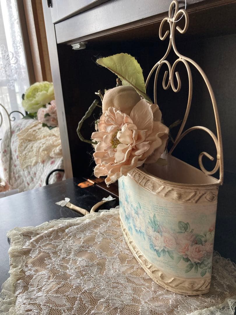 薔薇ピンク＆シャンパンGOLDアイアンとブリキのハンガーバスケットアンティーク調