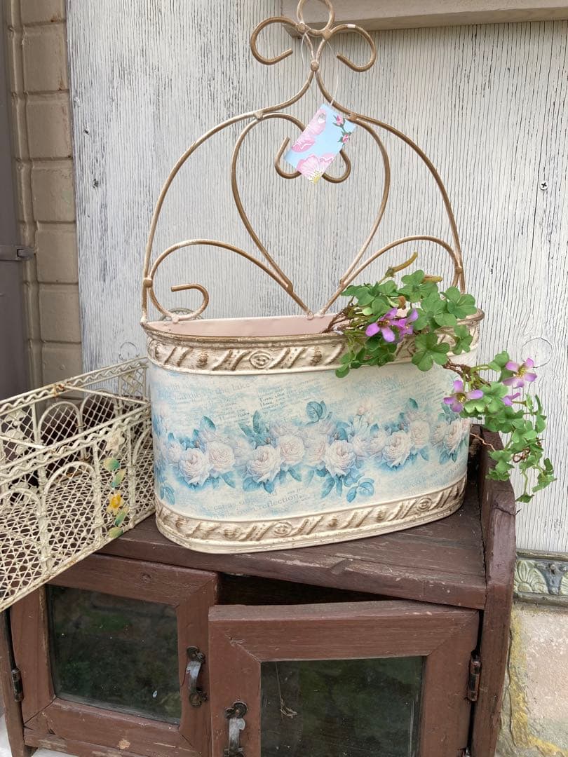 薔薇ピンク＆シャンパンGOLDアイアンとブリキのハンガーバスケットアンティーク調