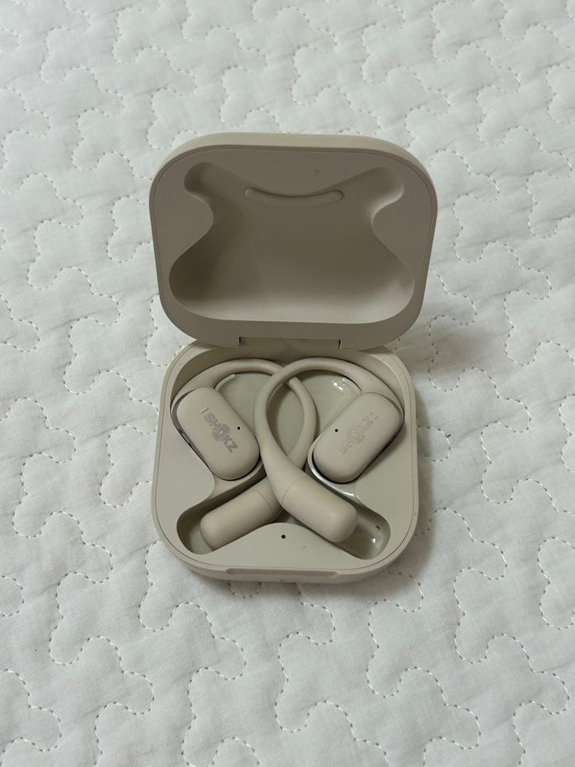 【送料無料】SHOKZ ワイヤレスイヤホン ベージュ 充電ケース付き