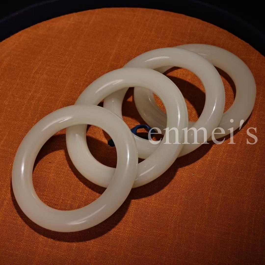 中国古美術・旧蔵御蔵・極上の白玉ブレスレットセット・古い刺繍盒付き・置物・裝飾品