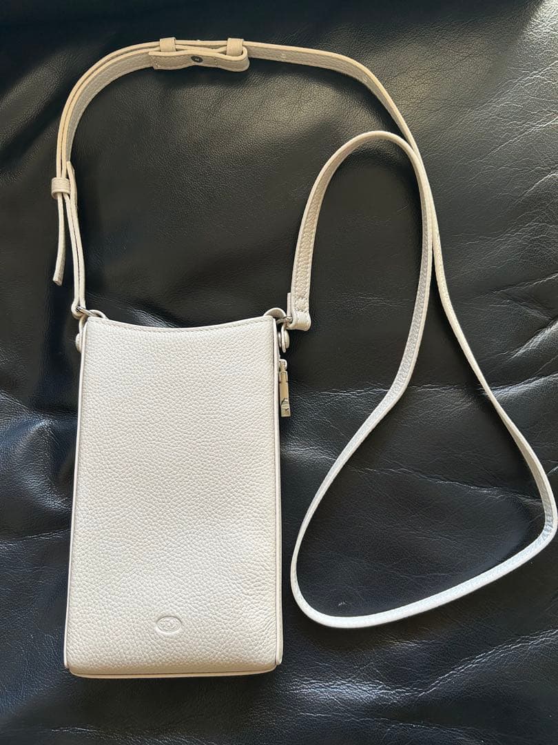 新品❗️DEMIU Petit Smartphone Bag ストラップ付ベージュ