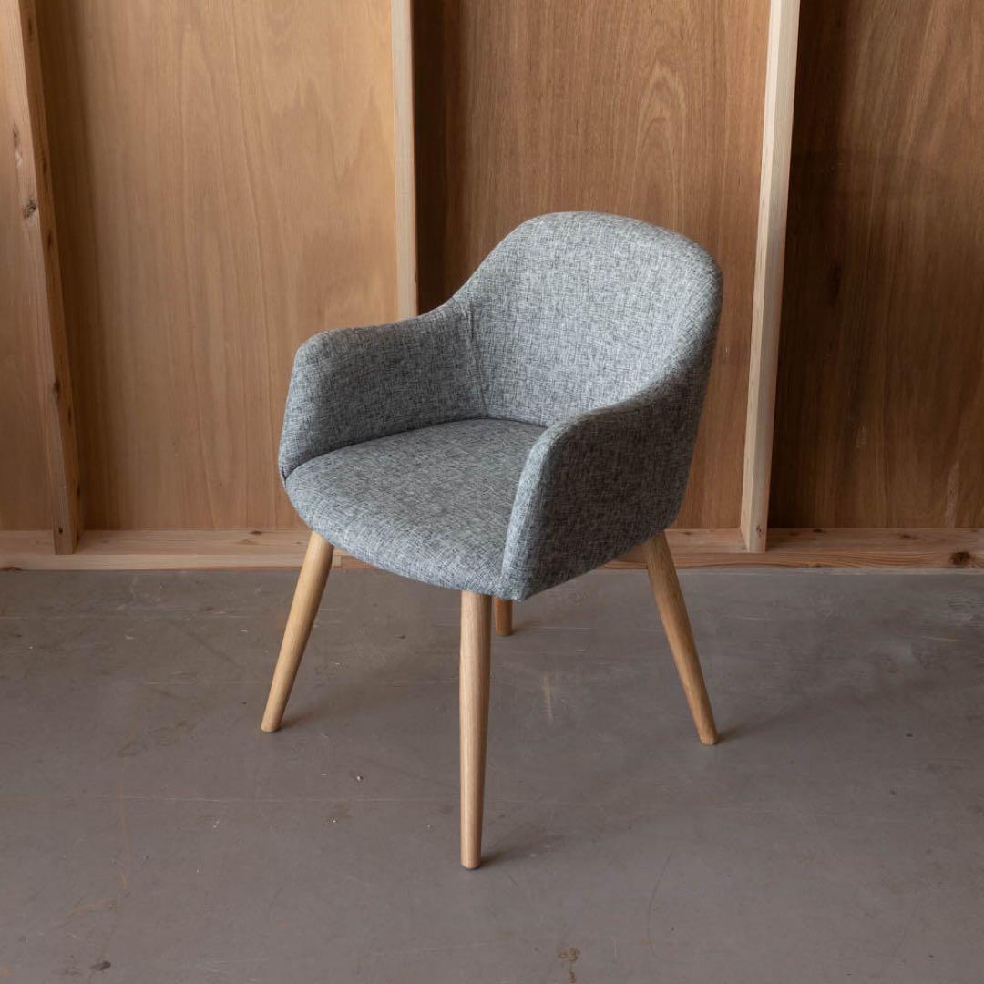 グレー 布張り アームチェア 木製脚