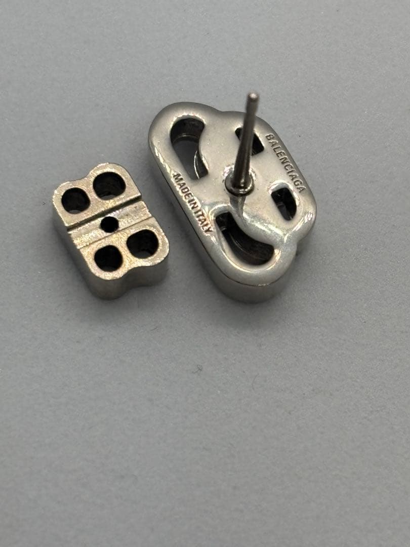 BALENCIAGA ロゴ入りピアス