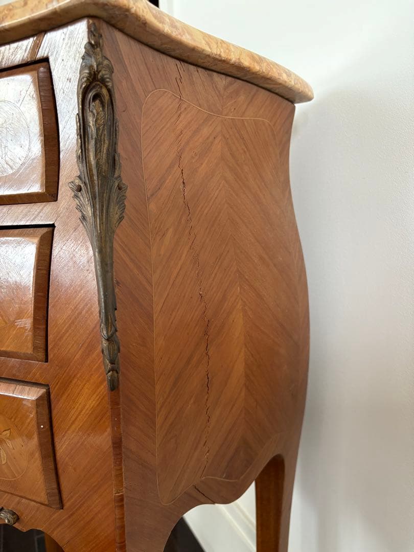 インレイと木目が美しい、スモールチェスト　大理石