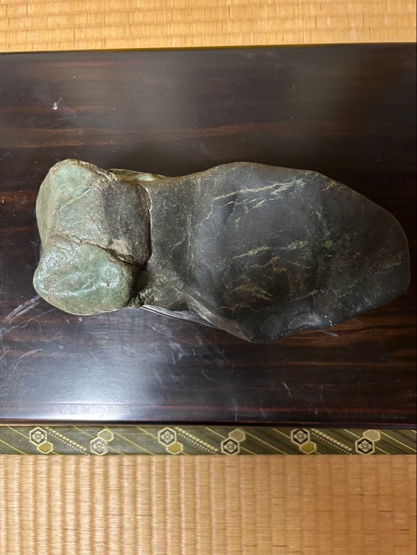 神居古潭石　土坡形　輝緑石と青黒石の珍品