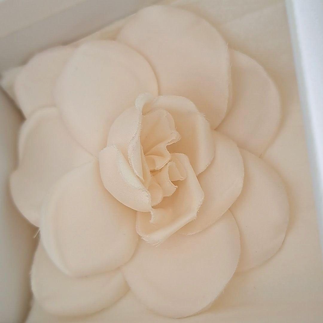 シャネル カメリア ブローチ コサージュ箱付 ホワイト 入学式・卒業式等