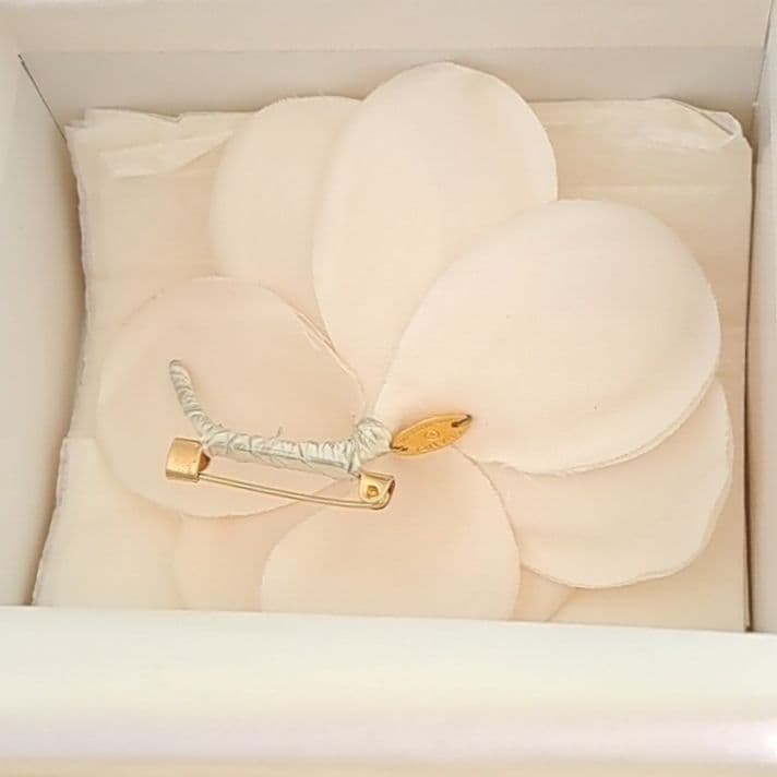 シャネル カメリア ブローチ コサージュ箱付 ホワイト 入学式・卒業式等