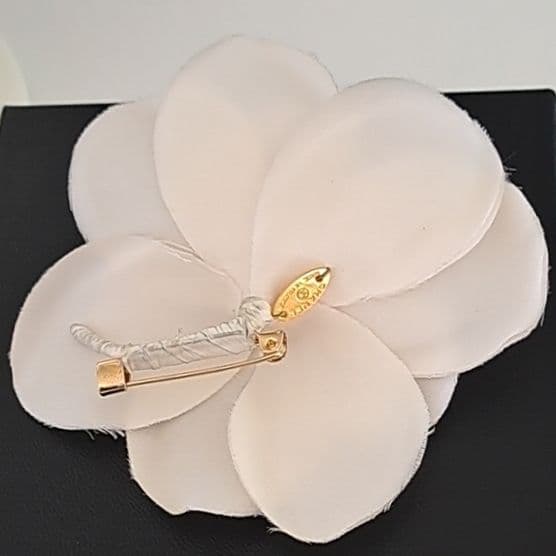 シャネル カメリア ブローチ コサージュ箱付 ホワイト 入学式・卒業式等