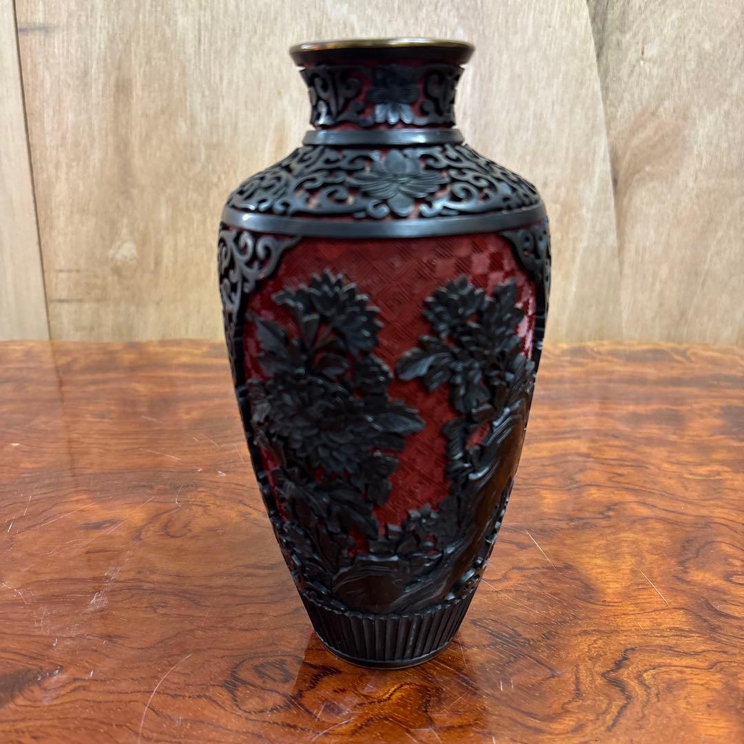 黒赤彫刻花模様花瓶　中国　堆黒　0117o46