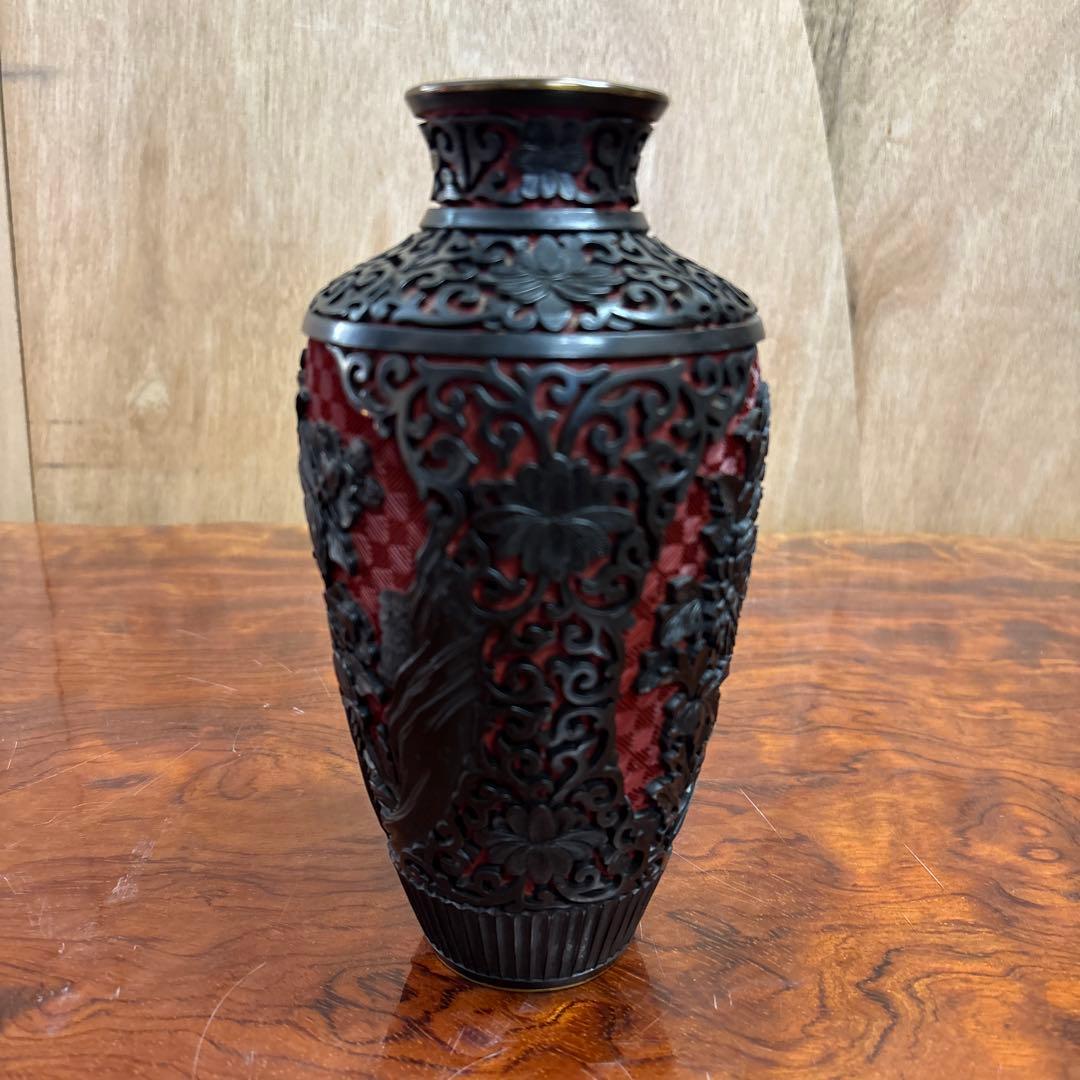 黒赤彫刻花模様花瓶　中国　堆黒　0117o46