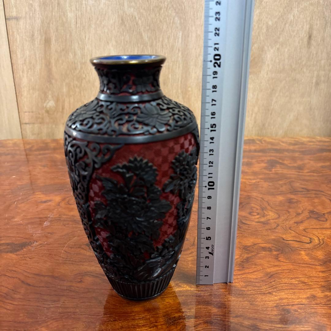 黒赤彫刻花模様花瓶　中国　堆黒　0117o46