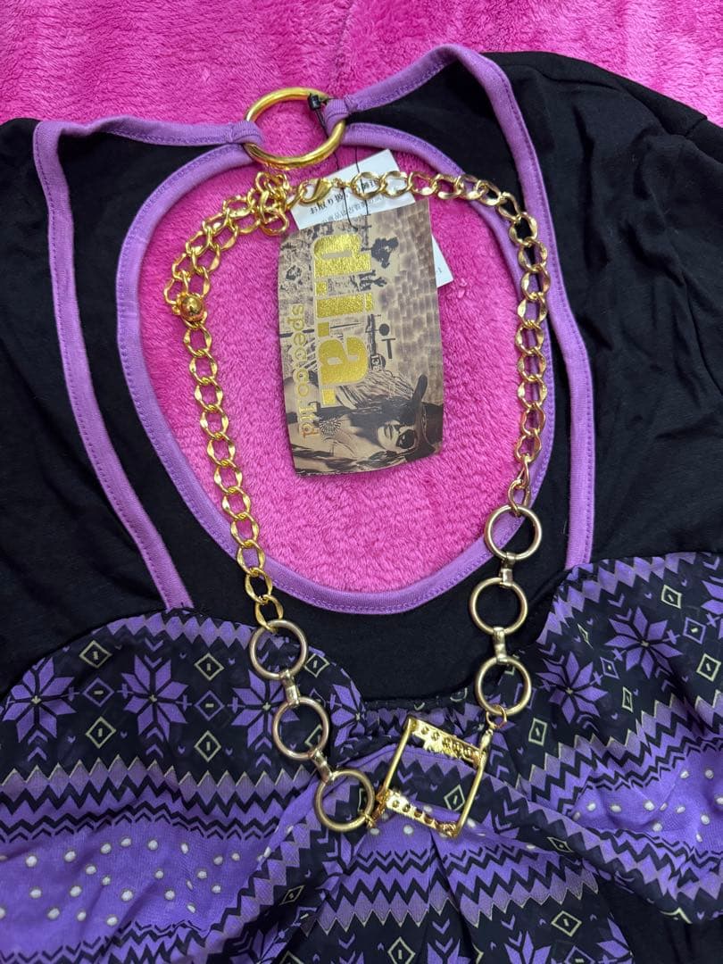 紫と黒のフリル付きトップス 新品タグ付き