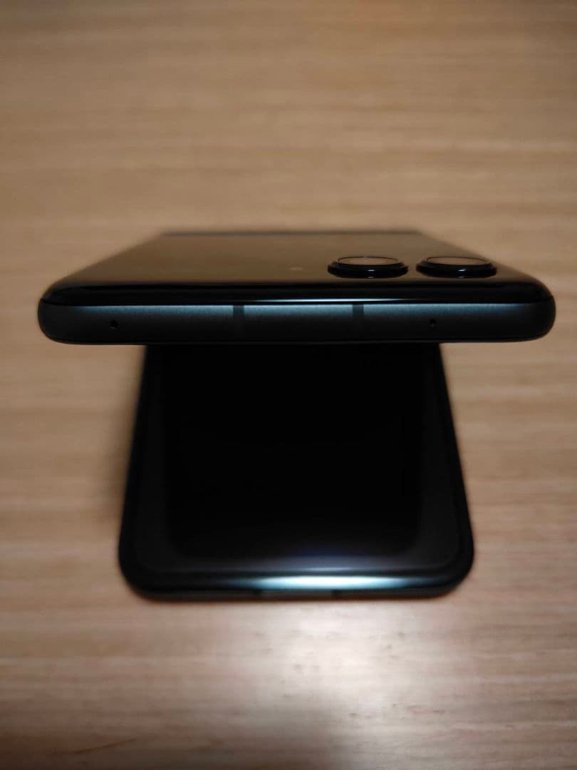 motorola razr 50s　折りたたみ式スマートフォン 本体