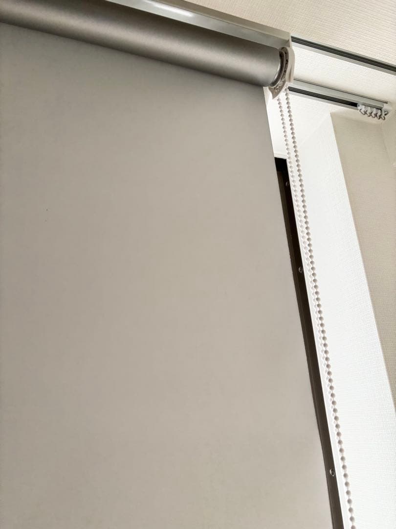 ロールスクリーン　ホワイト　一級遮光　遮熱