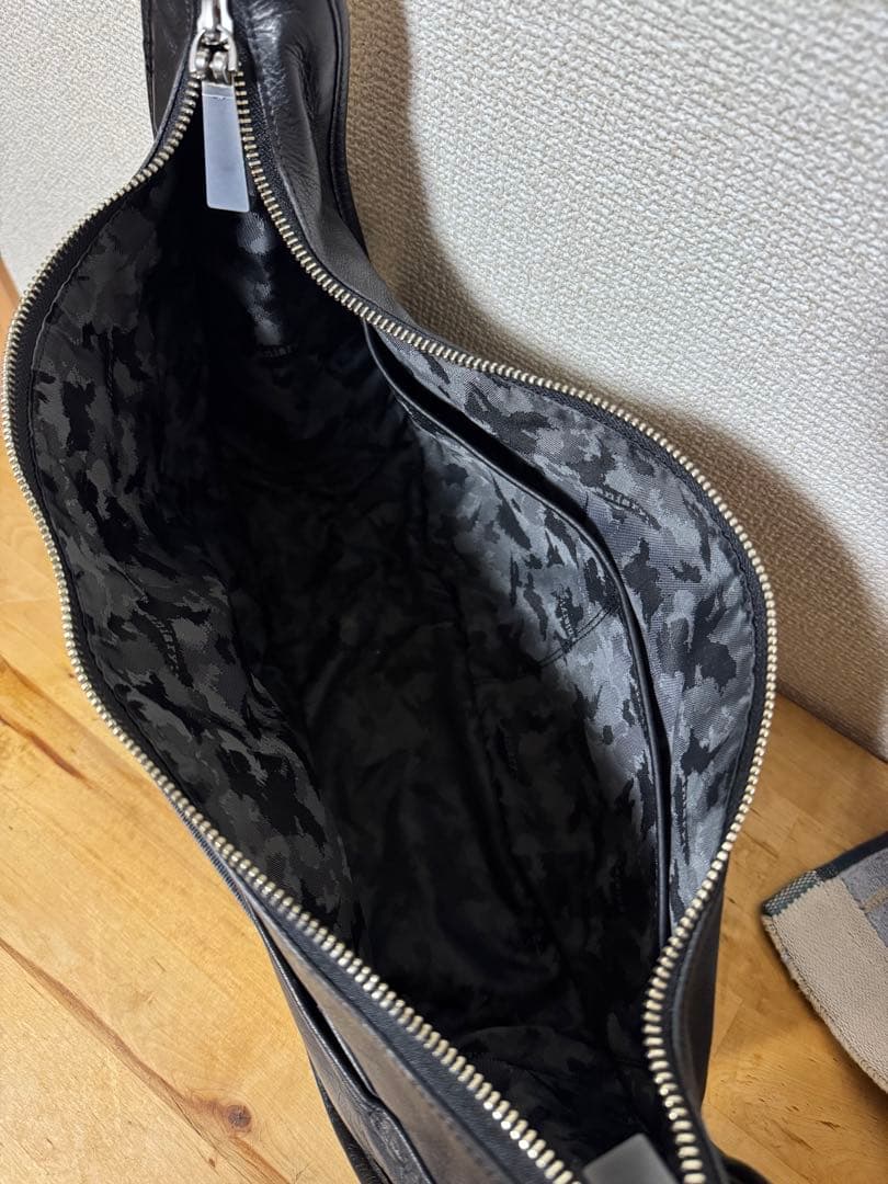 黒レザーショルダーバッグ ダブルジッパー