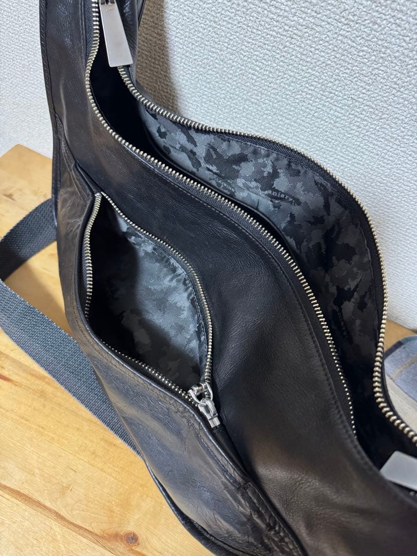 黒レザーショルダーバッグ ダブルジッパー