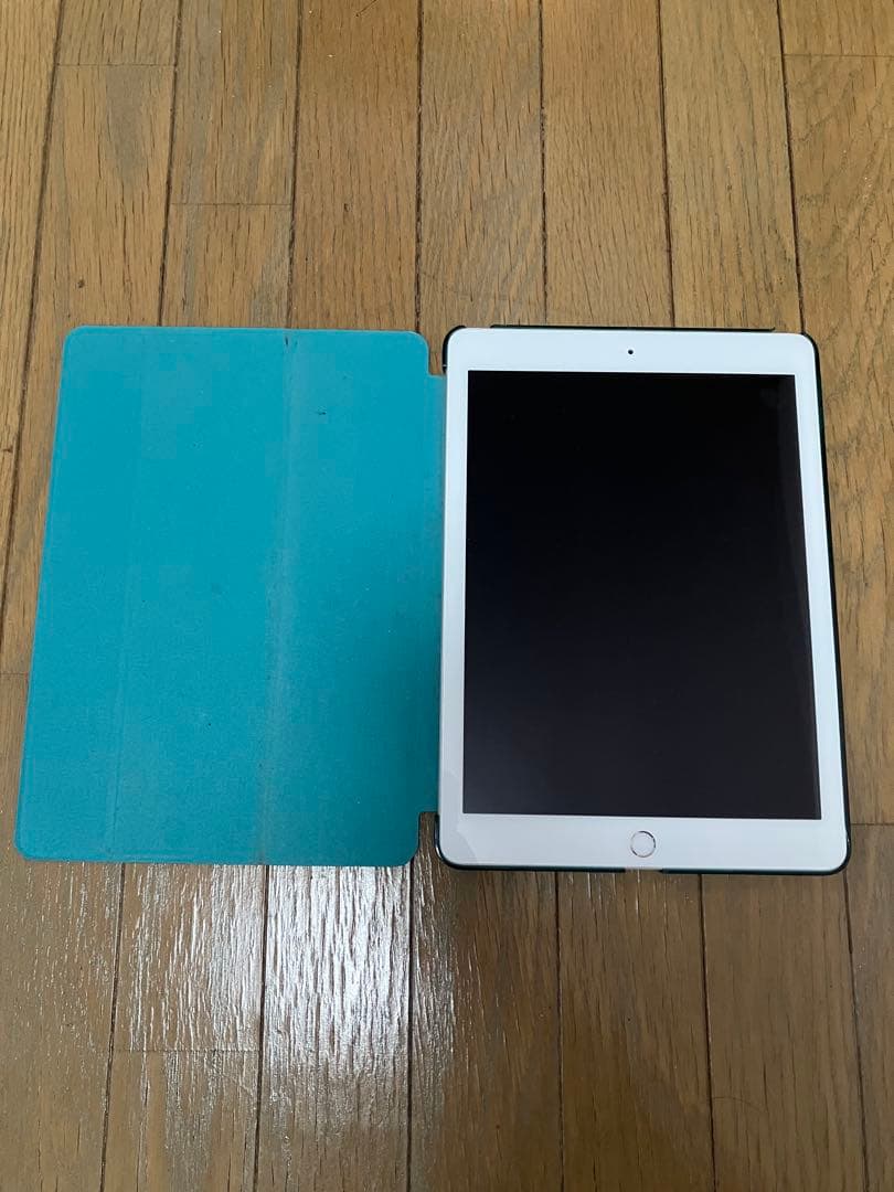 iPad(第6世代)128GB ホワイト本体 青色カバー付き