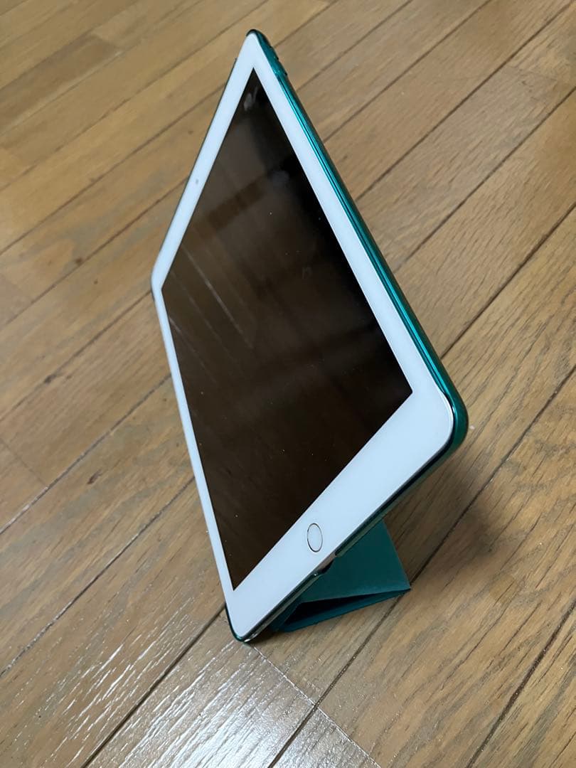 iPad(第6世代)128GB ホワイト本体 青色カバー付き