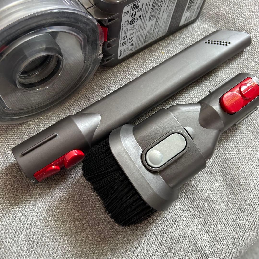 Dyson V7 Advanced SV37 本体と付属品