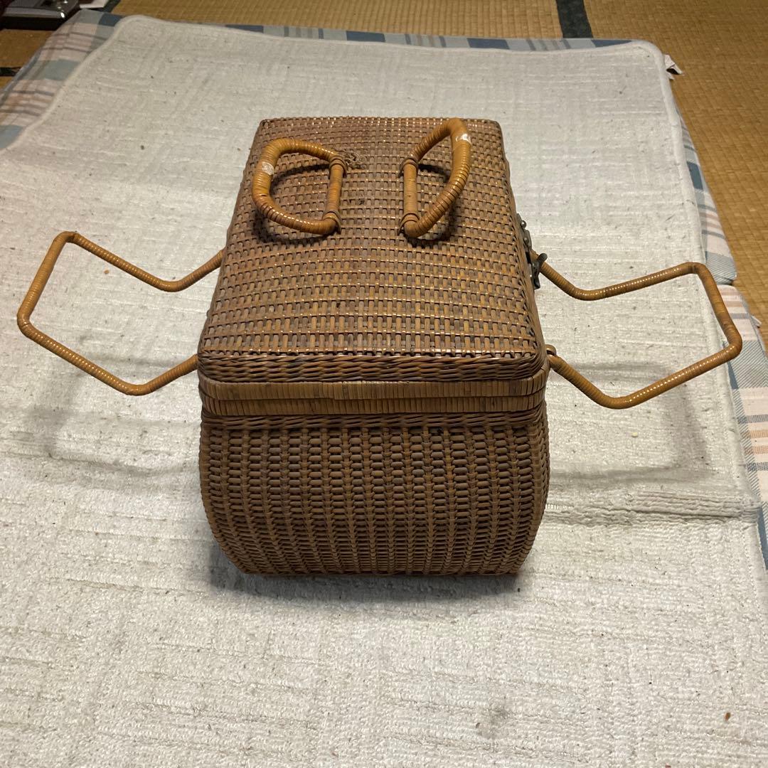 ラタンバスケット（竹かご）昭和レトロ。switch製？【汚れ埃有ります】。