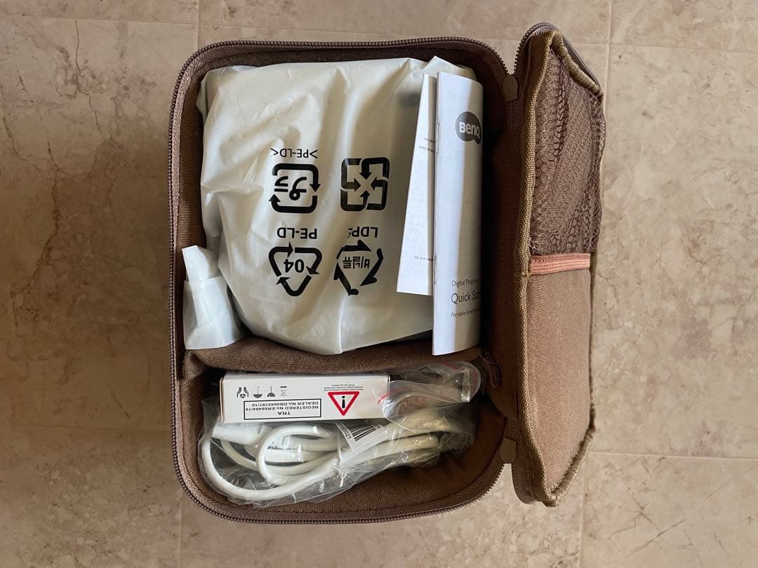 BENQ GS2 プロジェクター 本体 ( +キャリーケース付き！)