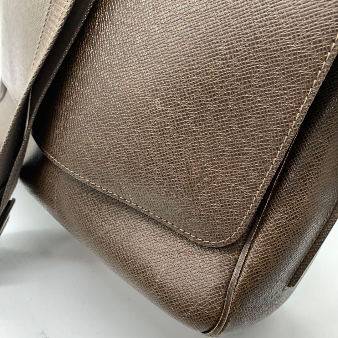 ルイヴィトン タイガ サヤン ショルダーバッグ グリズリ レザー M30918