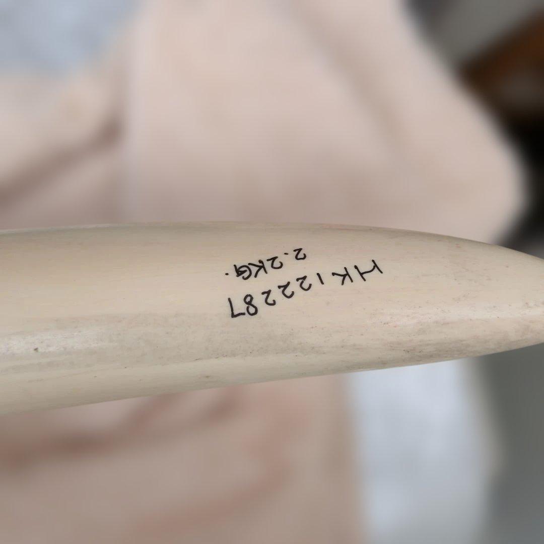 象牙風の置物 木製台座付き