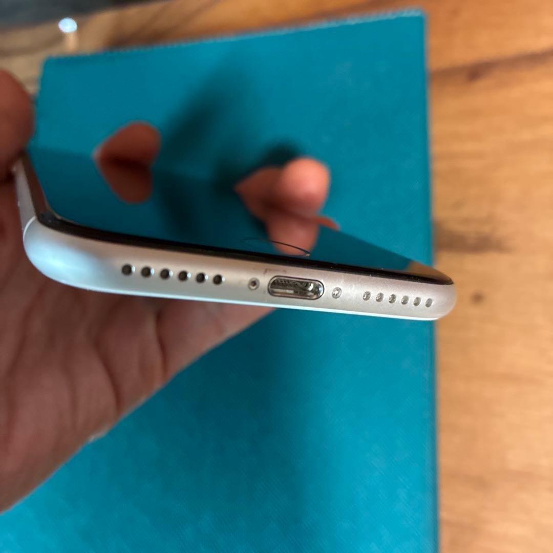 iPhone SE ホワイト　128GB