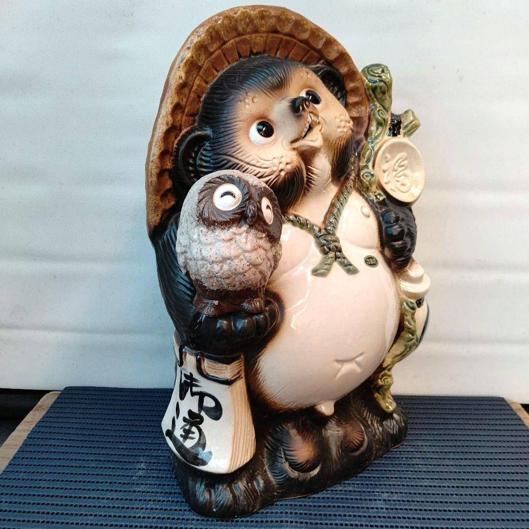 43笑うフクロウさん持つ狸さん 01