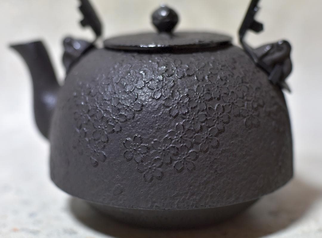 南部鉄瓶　鍋元造桜鉄瓶　【極上品】紙箱入り/お茶道具
