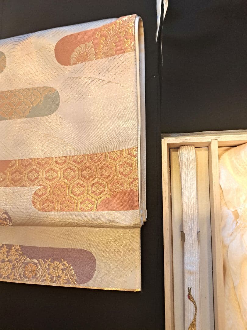 美品❇️豪華黒留袖　手描友禅　刺繍　絞り染め　比翼仕立て　５つ紋　フルセット